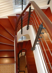 Забежная лестница с буковой облицовкой