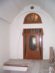 Дверь с фрамугой и витражами