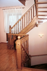 Забежная дубовая лестница с деревянными перилами