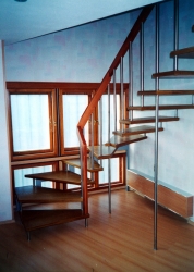 Забежная буковая деревянная лестница