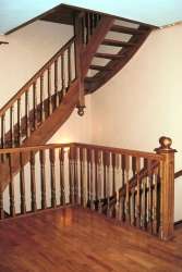 Забежная дубовая лестница на каркасе из дерева