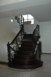 Забежная лестница с дубовой облицовкой