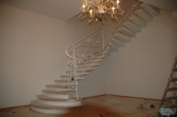 Консольная лестница из бетона с коваными перилами