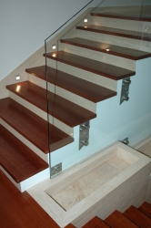 Лестница с дубовой облицовкой и стеклянными перилами