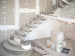 Консольная лестница из бетона с коваными перилами