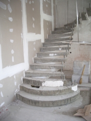 Консольная лестница из бетона с коваными перилами
