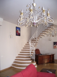 Лестница с коваными перилами и дубовой облицовкой