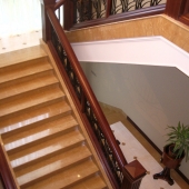 Лестница из железобетона с мраморной облицовкой