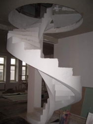 Винтовая бетонная лестница с гофрированным дном