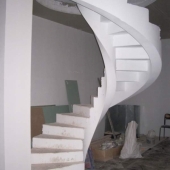 Винтовая бетонная лестница с гофрированным дном