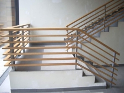 Монолитная лестница из бетона с гранитной облицовкой