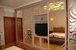 Шкаф в спальню с зеркальными дверцами