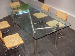 Стол в стиле хай-тек