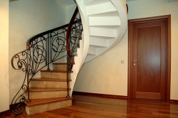 Лестница с дубовой облицовкой и коваными перилами