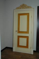 Дверь с декоративной отделкой