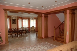 Интерьер гостиной в розовом цвете