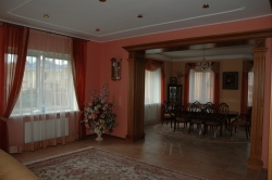 Интерьер гостиной в розовом цвете