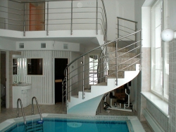 Лестница с керамической облицовкой с балконом