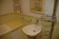 Интерьер ванной комнаты в светло-зеленых тонах