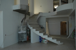 Лестница с консольными балконами