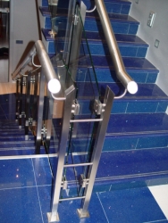 Монолитная лестница на металлическом каркасе для офиса