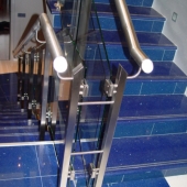 Монолитная лестница на металлическом каркасе для офиса