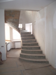 Забежная лестница из бетона в эркере
