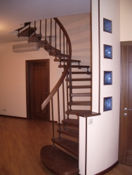 Винтовая лестница с деревянными ступенями без каркаса