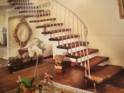 Интерьерная деревянная лестница с ажурным декором