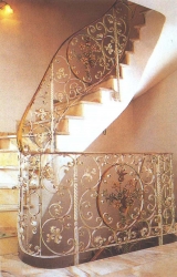 Лестница с коваными перилами и мраморной облицовкой