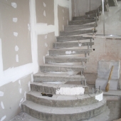 Лестница из бетона с коваными перилами