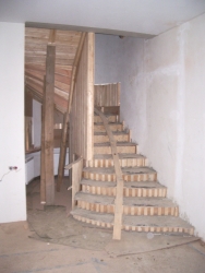 Забежная лестница из бетона в эркере