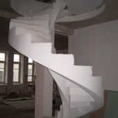 Монолитная лестница с керамической облицовкой